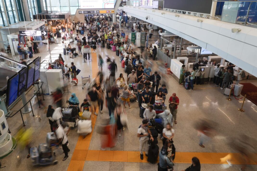 crowdstrike outage cause flight delays, cancellations 2024